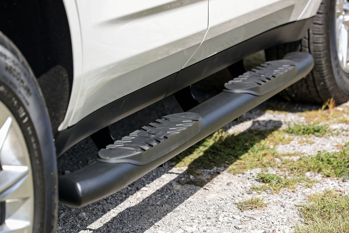 Oval Nerf Step 4.5 Inch Crew Cab Black 21-22 Chevy/GMC Tahoe/Yukon Rough Country
