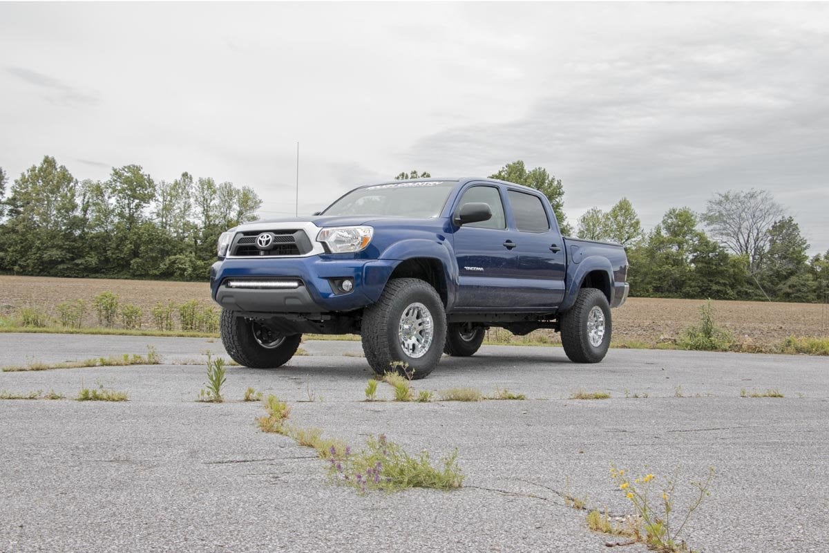 3 Inch Lift Kit M1 Struts/M1 Toyota Tacoma 4WD (2005-2023) Rough Country